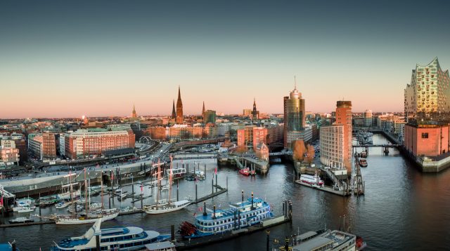 Elbphilharmonie und Hafencity bei Sonnenuntergang