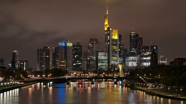 Frankfurter Skyline bei Nacht. Blick von der Deutscherrnbrücke auf das Bankenviertel mit seinen Hochhäusern in Frankfurt am Main
