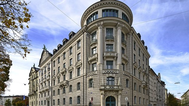 Eckhaus der Widenmayerstraße 3 in München.