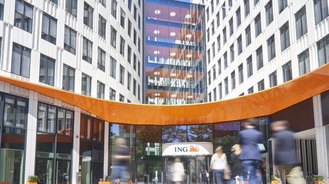 Am Eingang der deutschen ING-Zentrale in Frankfurt herrscht ein Kommen und Gehen.