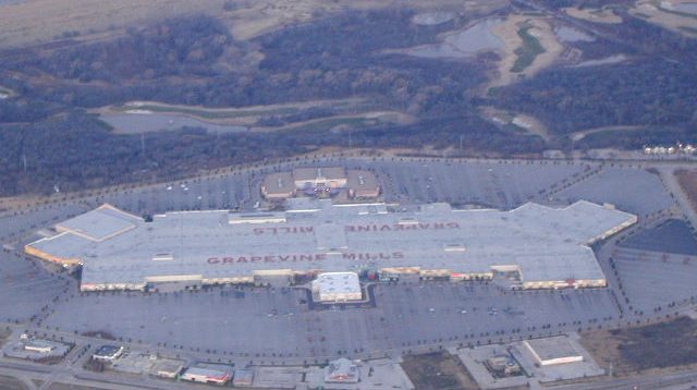 Vogelbild des Shoppingcenters Grapevine Mills in Texas.