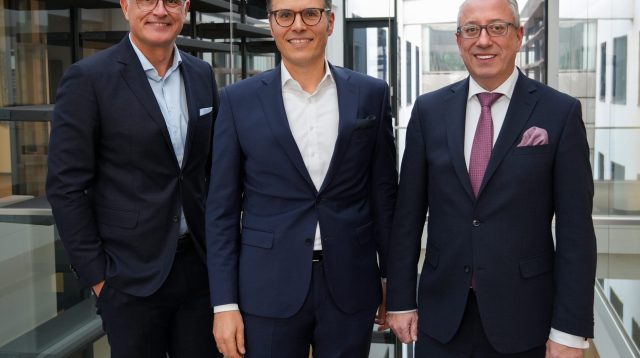 Christoph Gommans (Mitte), langjähriger Vorstand der Volksbank Krefeld, führt künftig als Chef die strauchelnde Volksbank Düsseldorf Neuss. Mit ihm kommt Olaf Kothes (links) von Krefeld nach Düsseldorf, während Timo Zimmermann (rechts) ein Eigengewächs der Volksbank Düsseldorf Neuss ist.