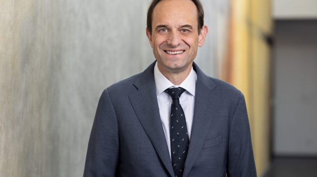 BaFin-Präsident Mark Branson trimmt die Aufsicht nach langem Kostenwachstum auf Sparsamkeit.