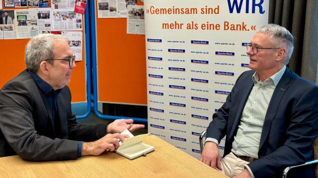 Manfred Stang (r.), Vorstandsvorsitzender der Sparda-Bank Südwest im Gespräch mit PLATOW.