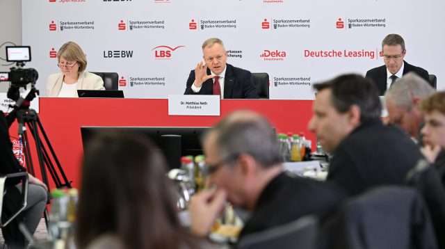 Jahrespressekonferenz des Sparkassenverbands Baden-Württemberg. Pressesprecherin Michaela Roth, Verbandspräsident Matthias Neth und Verbandsgeschäftsführer Michael Bäuerle (v.l.n.r.) beantworteten die Fragen der Journalisten.