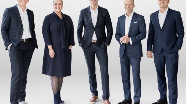 Starker Mann in der Mitte: Hans Joachim Reinke (63) führt Union Investment als Vorstandsvorsitzender seit 2010. Anfang April übernimmt André Haagmann (53), der im Bild ganz rechts steht. Außerdem im Vorstand: Frank Engels (links), Sonja Albers und Giovanni Gay.