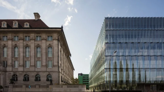 Beide Zentralen der Swiss Re in Zurich.