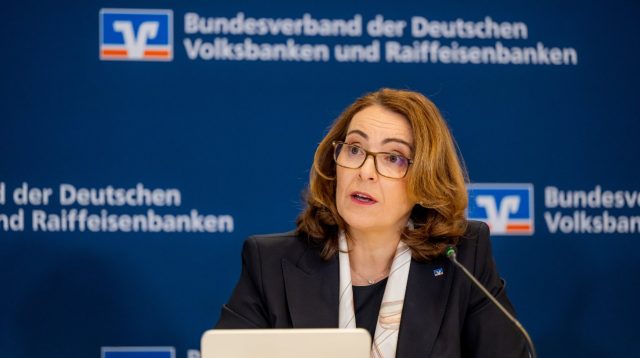 BVR-Präsidentin Marija Kolak wirbt in Frankfurt für die geplante Reform der Sicherungseinrichtung.