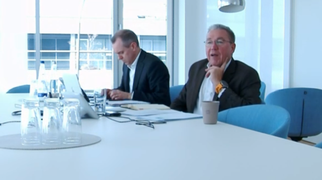 Andreas Kolb, Stellvertretender Vorsitzender und Finanzvorstand der VKB, im Online-Gespräch mit PLATOW. Im Hintergrund: Ralf Wengerter, Leiter Konzernkommunikation, Pressesprecher Konzern Versicherungskammer.