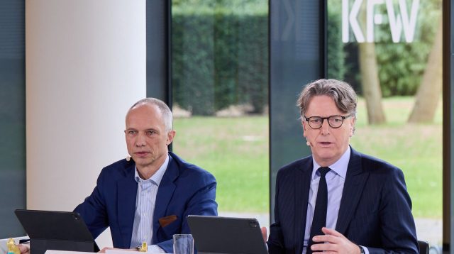 KfW-Chef Stefan Wintels (rechts) und Finanzvorstand Bernd Loewen (links) präsentieren die Bilanz der Förderbank.