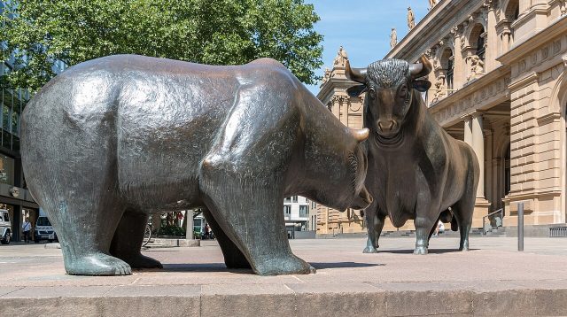 Bulle und Bär vor der Frankfurter Börse.