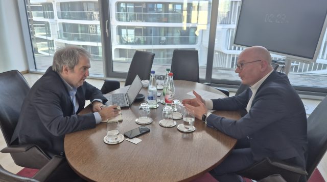 Michael Weidmann (r.), Vorstandsvorsitzender der Sparda-Bank Hessen, im Gespräch mit PLATOW
