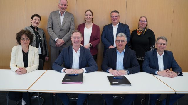 Demonstrative Einigkeit: Die Vorstände von BBBank und PSD Bank Hessen-Thüringen unterzeichnen im März einen Verschmelzungsvertrag und eine Fusionsfolgenvereinbarung. Am Tisch von links nach rechts: Gabriele Kellermann und Oliver Lüsch (beide BBBank) sowie Martin Schöndorf und Lothar Angermair (PSD Bank Hessen-Thüringen)