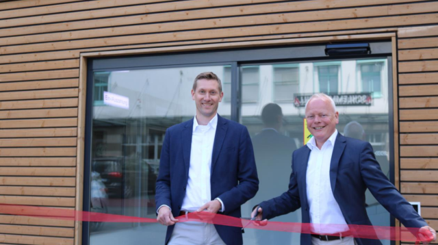So vereint wie im Mai bei der Eröffnung eines SB-Pavillons ist der Vorstand nicht mehr. Dirk Abel (rechts) ist beurlaubt, Stefan Bettges (links) braucht alsbald Verstärkung.