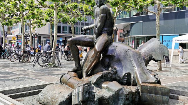 David und Goliath von Richard Heß auf der Frankfurter Zeil: Der Kampf zwischen Groß und Klein ist allgegenwärtig, auch in der KVG-Branche.