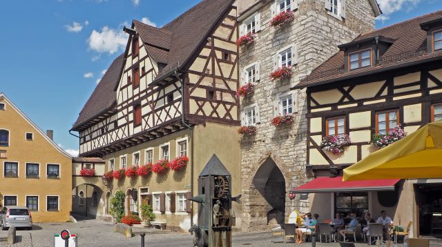 Stadttor in Berching, Sitz der Raiffeisenbank Plankstetten.