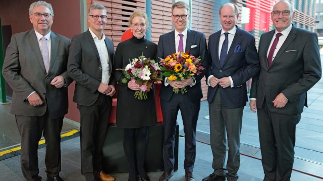 Sparkasse Münsterland Ost (v.l.): 
Vorstandsvorsitzender Klaus Richter, 
Verwaltungsratsvorsitzender Tilman Fuchs, Annegret Saxe, Robert Zeidler, Vorsitzender der Zweckverbandsversammlung Olaf Gericke und der stellvertretende Vorstandsvorsitzende Peter Scholz.