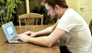 Potenzieller Sparkassenkunde am Laptop Potenzieller Sparkassenkunde am Laptop