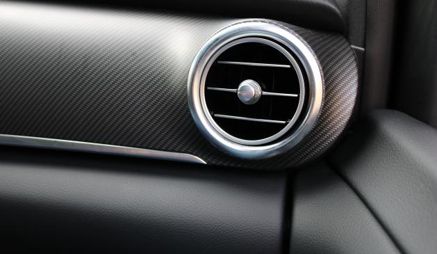 Carbon wird häufig in der Automobilindustrie eingesetzt Carbon wird häufig in der Automobilindustrie eingesetzt