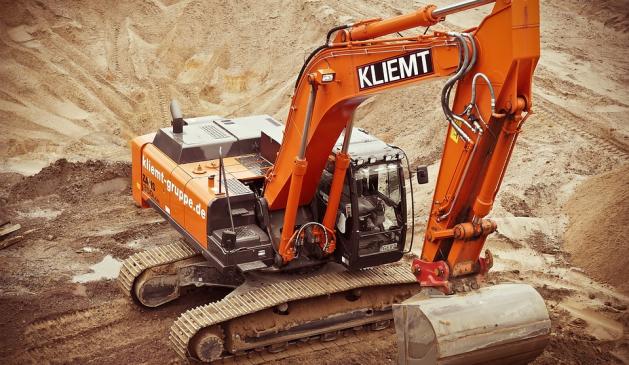 Bagger von Kiemt in Baugrube Bagger von Kiemt in Baugrube