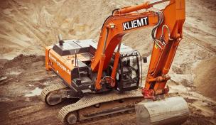 Bagger von Kiemt in Baugrube Bagger von Kiemt in Baugrube
