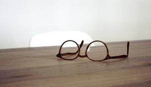 Brille in Holzoptik