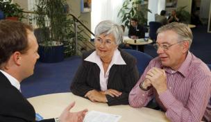 Beratungsgespräch in einer Volksbank Beratungsgespräch in einer Volksbank