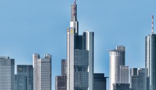 Commerzbank-Turm sticht in Frankfurts Skyline hervor