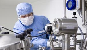 Dermapharmmitarbeiter setzt sterile Produkte an Dermapharmmitarbeiter setzt sterile Produkte an