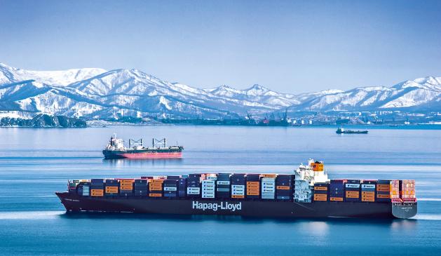 Containerschiff auf dem Weg zum östlichen russischen Hafen Vostochny Containerschiff auf dem Weg zum östlichen russischen Hafen Vostochny