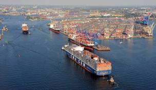 Hafenanlage mit Containerschiff