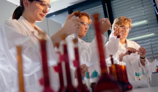 Pharma-ForscherInnen Barbara Pfaff, Viktoria Gladkova und Doris Geissler Pharma-ForscherInnen Barbara Pfaff, Viktoria Gladkova und Doris Geissler