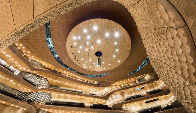 An der Lichttechnik in der Hamburger Elbphilharmonie ist auch Zumtobel beteiligt An der Lichttechnik in der Hamburger Elbphilharmonie ist auch Zumtobel beteiligt