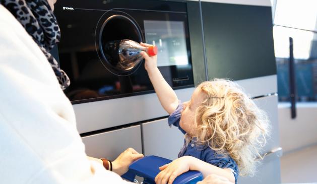 Kinderleicht - Die Flaschenpfand-Rückgabesysteme von Tomra sind daher so beliebt Kinderleicht - Die Flaschenpfand-Rückgabesysteme von Tomra sind daher so beliebt