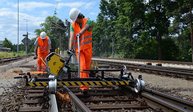 Vossloh bietet Systeme, mit denen Weichen auf den Millimeter genau geprüft werden können Vossloh bietet Systeme, mit denen Weichen auf den Millimeter genau geprüft werden können