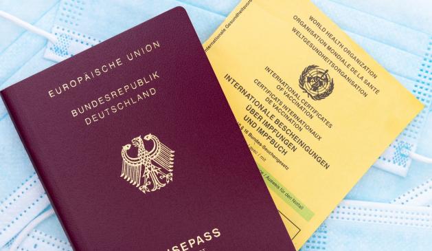 Der Reisepass der Bundesrepublik Deutschland mit dem aktuellen papierhaften Impfausweis.