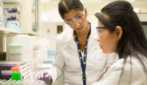 Wissenschaftler von Abbvie bei der Arbeit. Wissenschaftler von Abbvie bei der Arbeit.