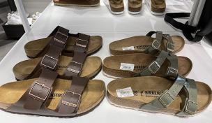 Birkenstock-Schuhe im Geschäft. Birkenstock-Schuhe im Geschäft.