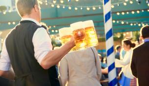 Auch im Bierzelt werden die Kellner knapp